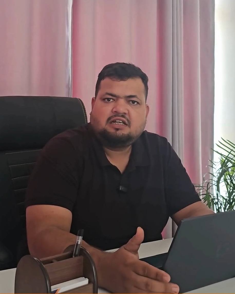 Counsellor at his desk, Milanchowk office